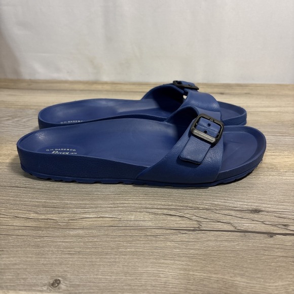 Women's 8 G. H. Bass Navy Blue Buckle EVA sandal - Picture 2 of 9